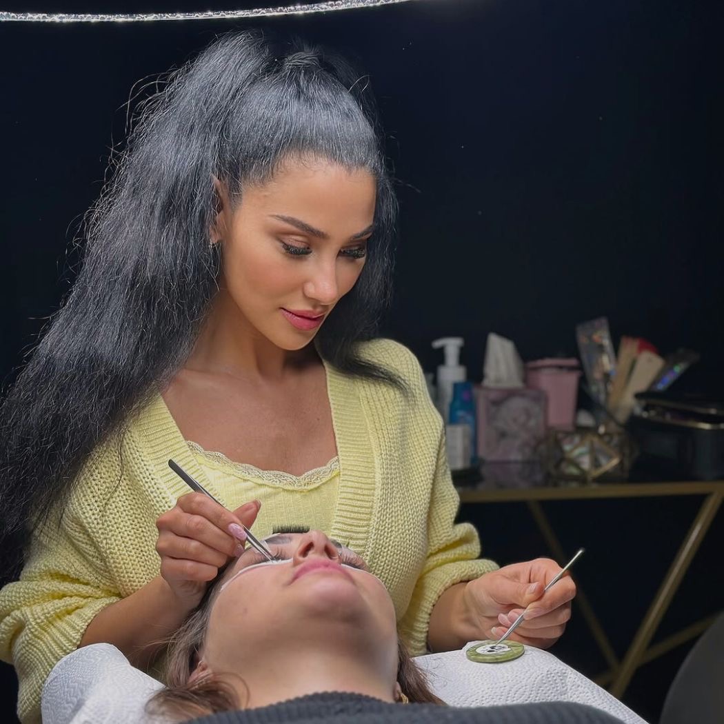 Gonca von Elegance Aesthetics bei der Wimpernbehandlung