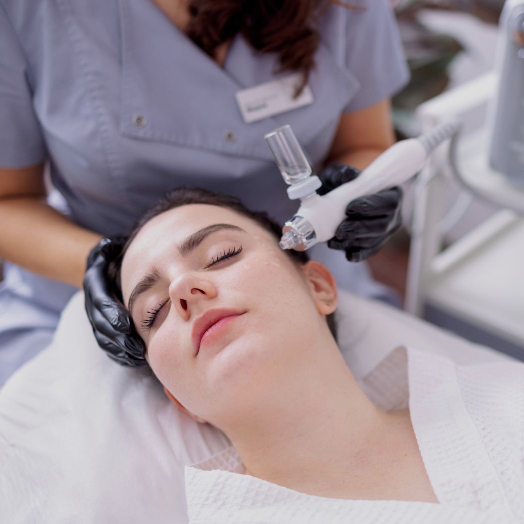 Aqua Facial bei Elegance Aesthetics